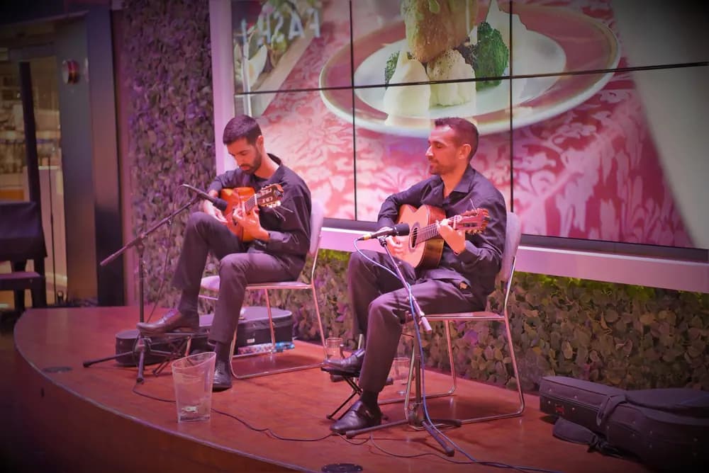 Javier and Ismael guitar duo