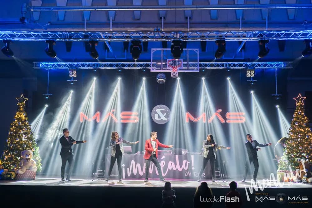 Más and Más Show Menéalo On Tour