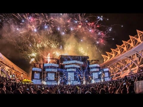 Flying free vs Get it up - Love The 90’s Valencia Closing