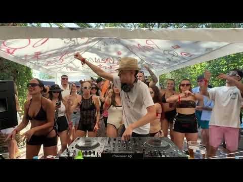 Makina delivery in a private village in Madrid | TASUIK X PORTAL61